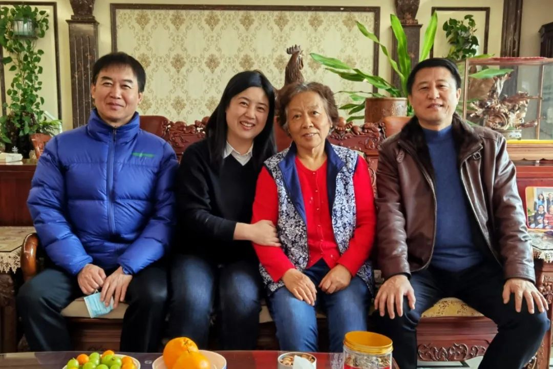 公司領導春節(jié)前走訪慰問老同志