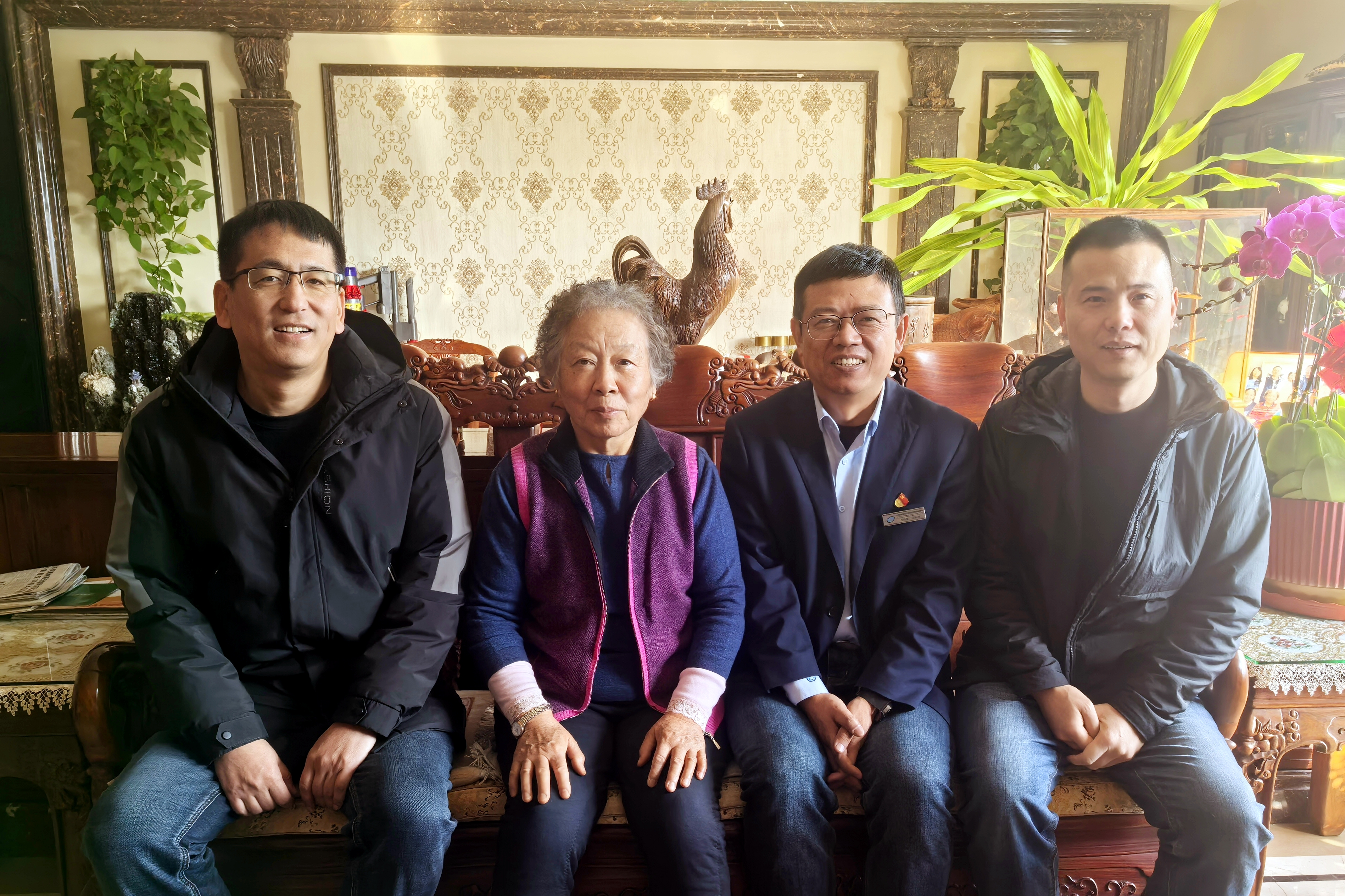 公司领导对老同志进行春节慰问